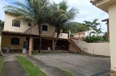 Vendo ótima casa com 4 quartos, sendo 2 suítes no centro do terreno