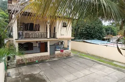 Vendo ótima casa com 4 quartos, sendo 2 suítes no centro do terreno