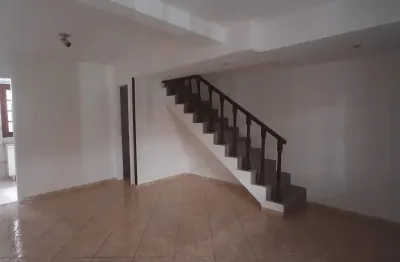 Alugo casa com 2 suítes na freguesia em condomínio fechado com ótima localização