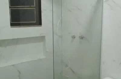 Alugo linda casa duplex com 2 suítes em condomínio fechado fechado