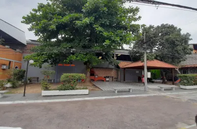 Alugo ótimo kitnet com suíte, direito a vaga e segurança de vila