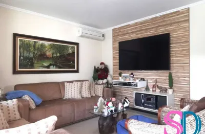 Linda casa com 3 dormitórios, piscina e maravilhosa área gourmet, em condomínio residencial, em ubatuba – sp.