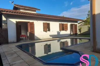 Casa com piscina, com 4 quartos e edícula, toda mobiliada, em loteamento fechado, para locação ubatuba