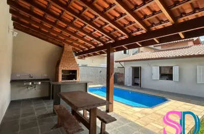 Casa com piscina, com 4 quartos e edícula, toda mobiliada, em loteamento fechado, para locação ubatuba