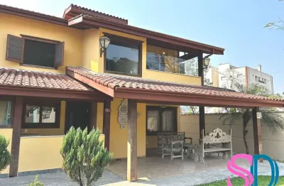 Linda casa tipo sobrado, com 4 quartos, em loteamento fechado, para venda ou locação definitiva, ubatuba - sp
