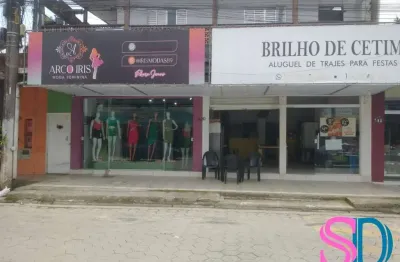 Imóvel com 02 dormitórios no pavimento superior e 02 espaços comerciais.