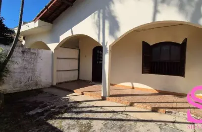 Imóvel com 03 dormitórios e edícula, situado no bairro umuarama, ubatuba - sp.
