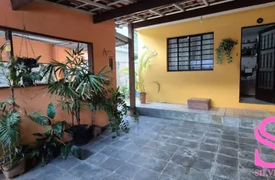 Casa à venda com 02 dormitórios, sendo uma suíte, no centro de ubatuba - sp.