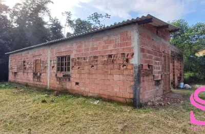 Casa em construção, com terreno de 1.800 m² e rio ao fundo, no ubatumirim, ubatuba - sp.
