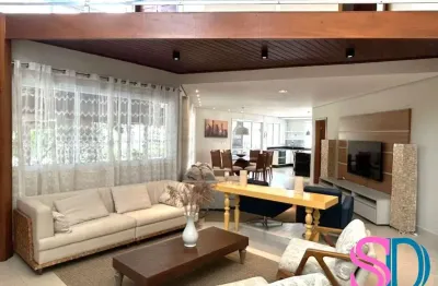 Linda casa, com 4 suítes, em condomínio fechado, para locação definitiva, em ubatuba - sp