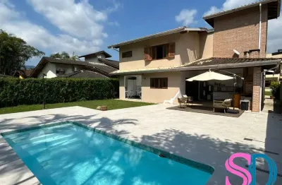 Linda casa com 3 dormitórios, em condomínio fechado, para locação definitiva ou venda.