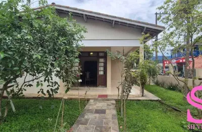 Casa de esquina ampla para locação, no centro de ubatuba, ideal para comércio ou moradia.