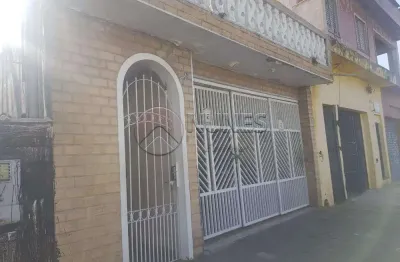 Casa assobradada no jd. bandeiras com varanda e 03 dormitórios.