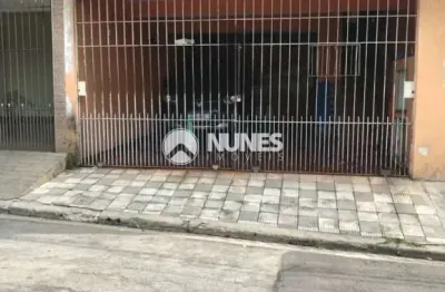 Casa assobradada de 02 dormitórios com edícula e ótima localização.