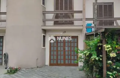 Casa à venda em condomínio fechado, com 120 m² de área construída, totalmente reformada e pronta para morar.