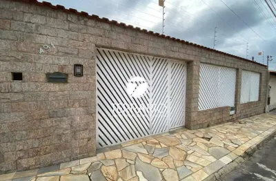 Casa à venda no campos elíseos em varginha com 3 quartos, 1 suíte, 2 banheiros, churrasqueira e 2 vagas
