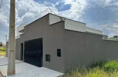 Casa à venda no belo horizonte iii em varginha com churrasqueira, 4 quartos, 2 suítes, 3 banheiros e 2 vagas