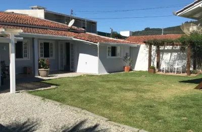 Casa com amplo quintal + sala comercial - otima localização