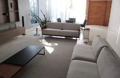 Casa mobiliada para locação no condomínio alphaville, barra da tijuca.