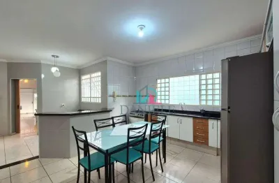 Casa térrea com 2 dormitórios localizada no bairro Jardim do Bosque.