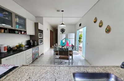 Casa térrea com 4 dormitórios localizada no jardim do bosque.