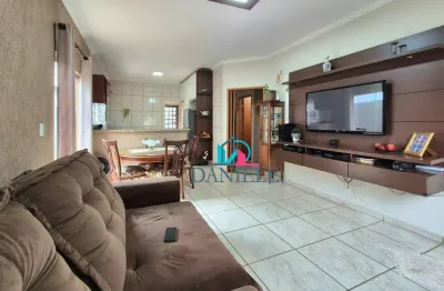 Casa térrea com 2 dormitórios localizada no condomínio sollaris.