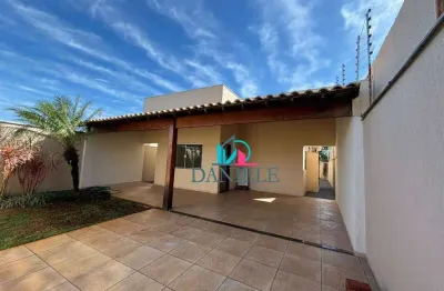 Casa térrea com 3 dormitórios localizada no jardim universal.