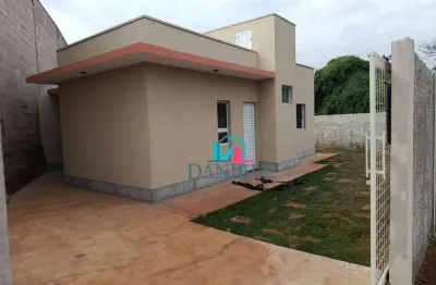 Casa térrea com 2 dormitórios localizada no residencial ravena.