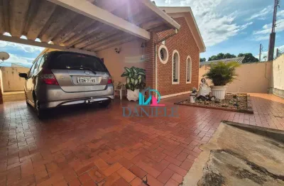 Casa térrea com 3 dormitórios localizada no parque laranjeiras.