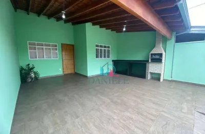 Casa térrea com 2 dormitórios localizada no Jardim Universal.