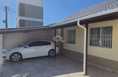Casa térrea sendo 02 dormitórios, semi-mobiliada, com edícula em palhoça