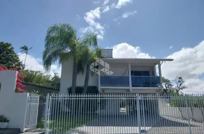 Casa sobrado, 04 quartos c/ suíte, mobiliada, bairro alto aririú, palhoça sc