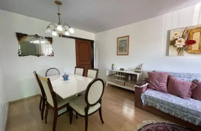 Linda casa térrea em avenida principal – terreno amplo e arborizado