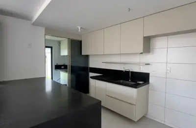 Casa com quatro suítes, ampla e arejada. em condomínio fechado, com área de lazer completa.