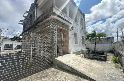 Casa grande em boa localização do bairro de jaguaribe. excelente para uma família grande ou comercio