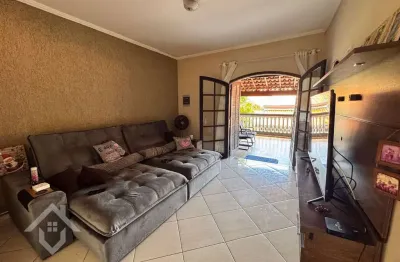 Casa Assobradada à Venda no bairro Borda da Mata em Caçapava - SP