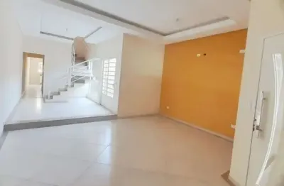 Sobrado com três pavimentos medindo 210m² - parque industrial.