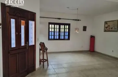 Sobrado charmoso, com 3 patamares, ampla área verde - a venda no urbanova