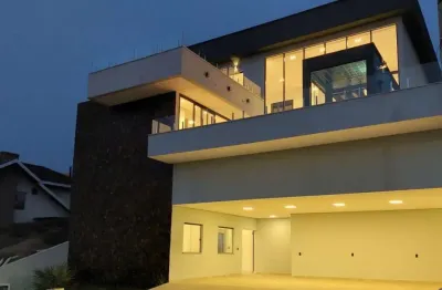 Linda casa no condominio jaguary, com 4 dormitórios sendo 4 suites