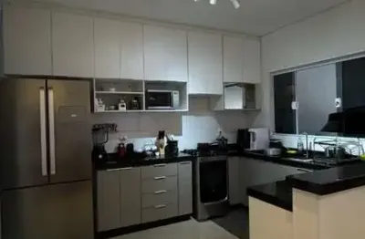 Casa moderna, espaçosa e bem localizada, ideal para quem busca conforto, versatilidade e tranquilidade!