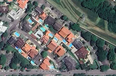 Terreno á venda no condominio aquarius 1 - 579 m² - 20 m de testada em aclive