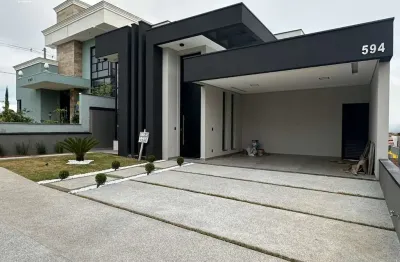 Casa térrea com piscina no condomínio terras do vale/3 dormitórios sendo 01 suíte/326 terreno/terras do vale- caçapava