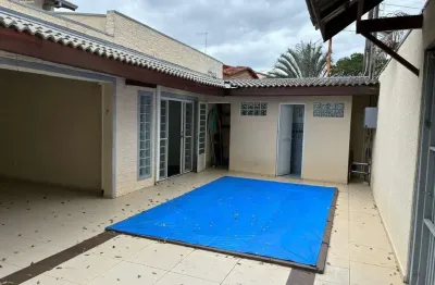 Bela casa no jardim satélite com 3 dormitórios sendo 2 suites.