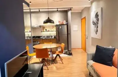 Apartamento totalmente reformado com 55m² sendo 2 dorm (1 suíte) - pode ser vendido mobiliado
