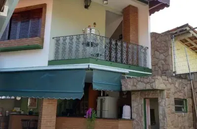 Casa a venda localizada na cidade vista verde, com 3 dormitórios, sendo 1 suíte.