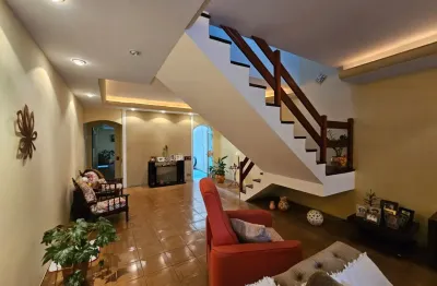 Sobrado espaçoso com 4 dormitórios e edícula com churrasqueira – mogi das cruzes