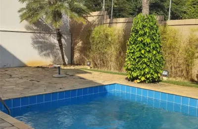 Oportunidade: casa maravilhosa, 4 suítes, cond. fechado, piscina, área gourmet.