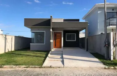 Casa com fino acabamento dentro de condomínio fechado.
