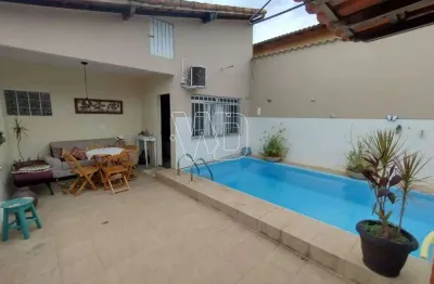 Duas casas amplas e muito confortáveis, com piscina e espaço gourmet, no 2º quarteirão da rua do banco itaú.