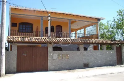 Residência multifamiliar, dois sobrados amplos e muito bem estruturado.
